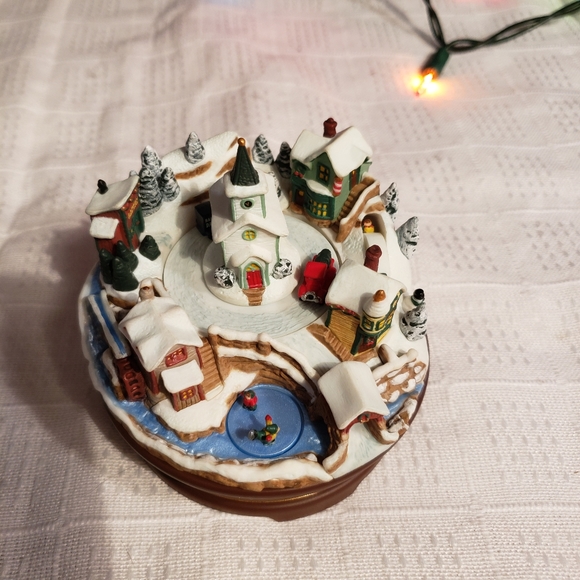HALLMARK ornament Joyful Christmas Village - Picture 5 of 5